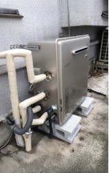 画像1：給湯器全体の撮影例（戸建て：据置設置タイプ）